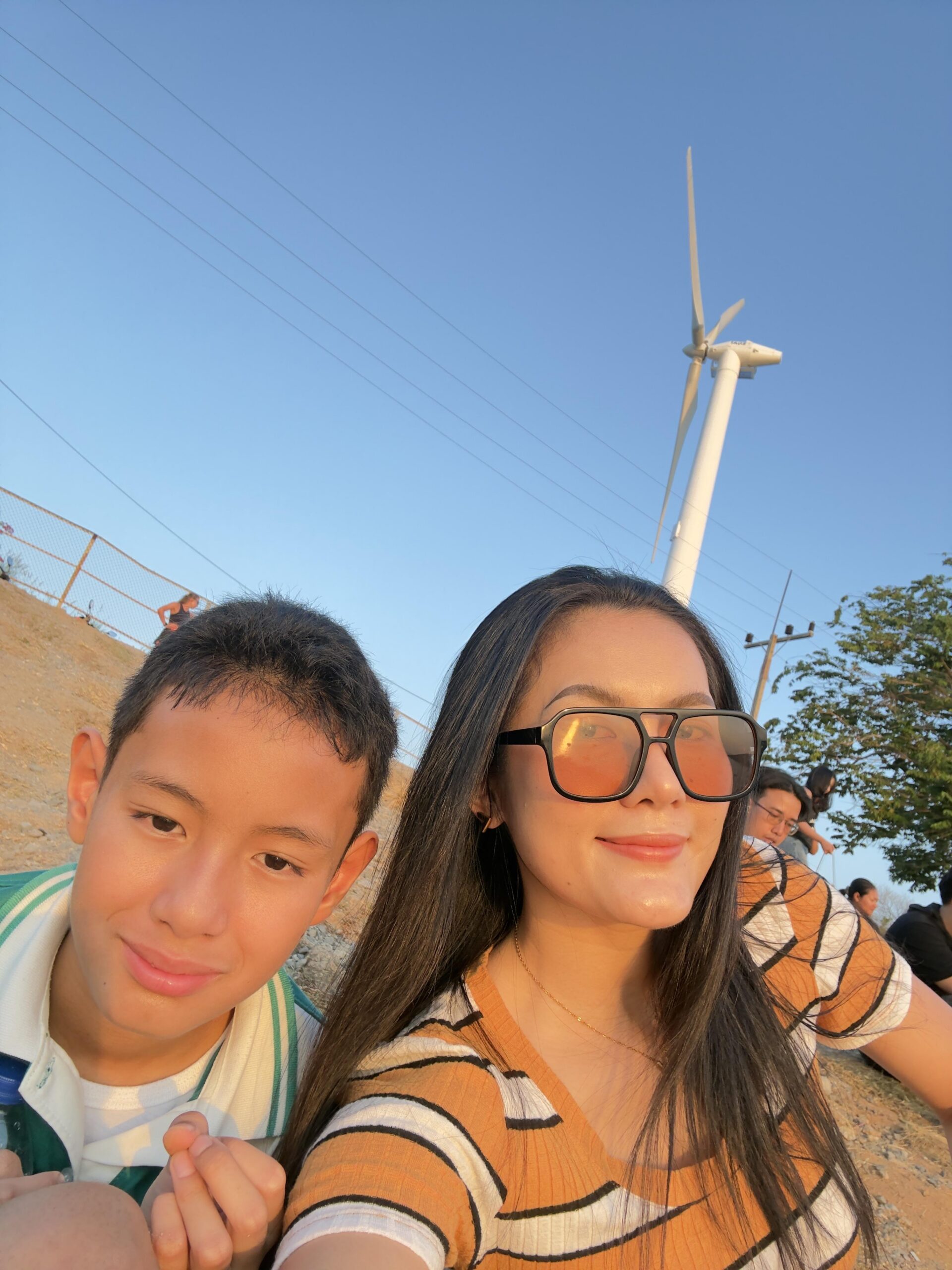 Symbolischer Teddybär am Fenster bei Nacht als Sinnbild für Abschied und Trennung