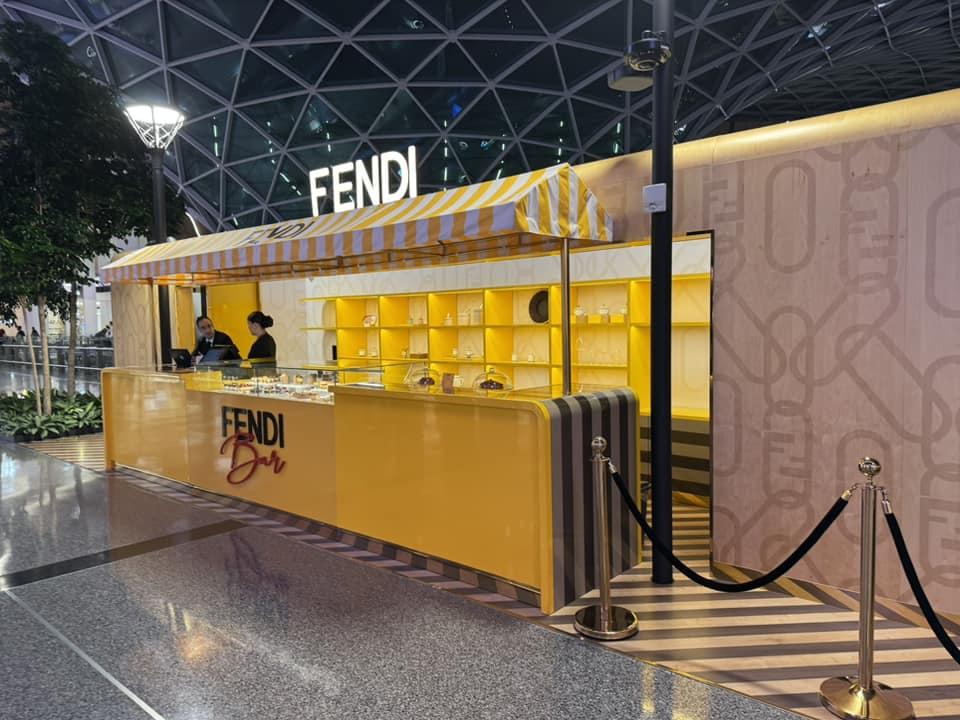 FENDI Bar Flughafen Doha mit Luxus und Dekor ohne Personen
