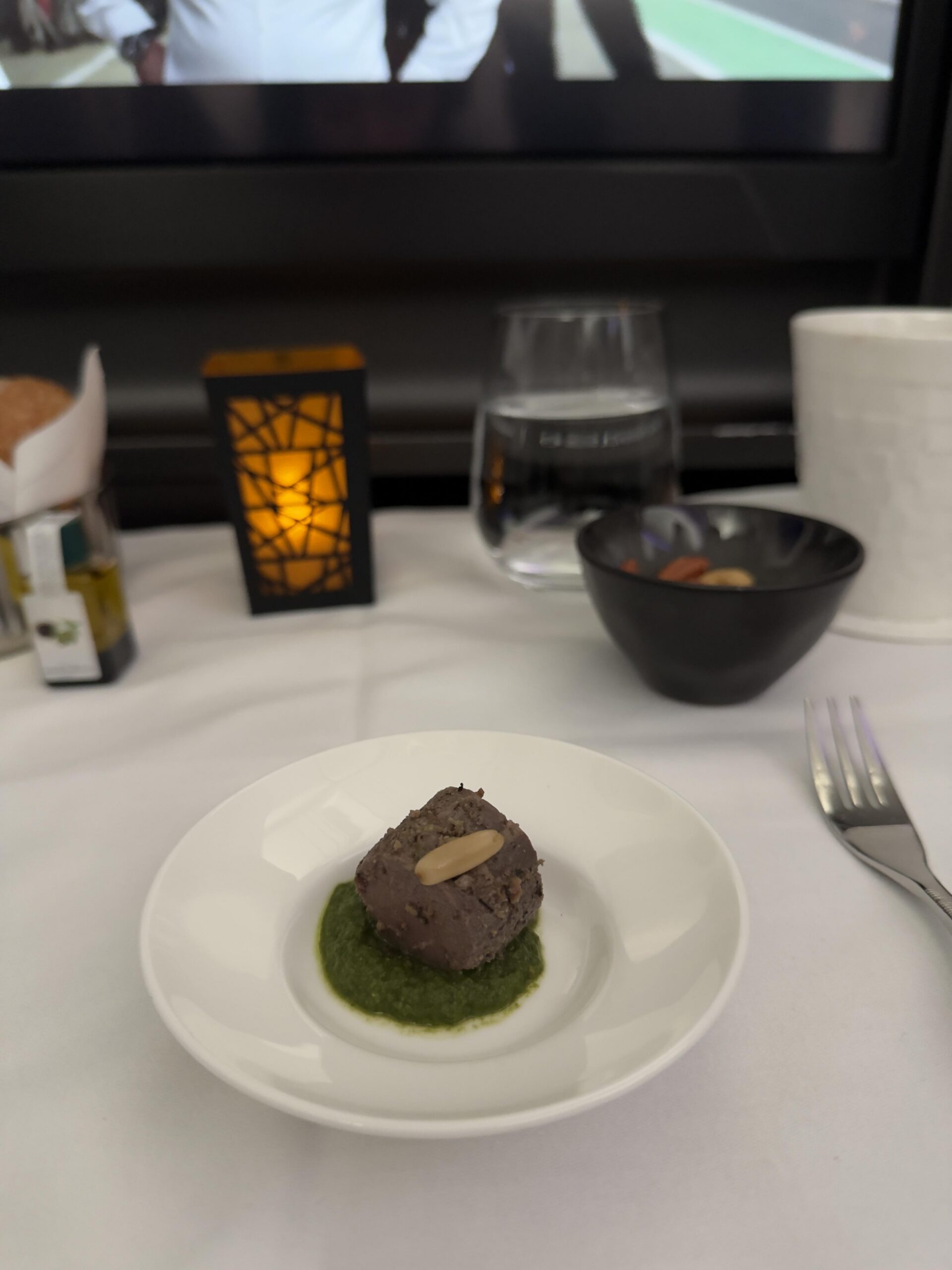 Kulinarisches Wagyu-Rindgericht mit Petersilien-Pfefferminz-Sauce im Flugzeug serviert