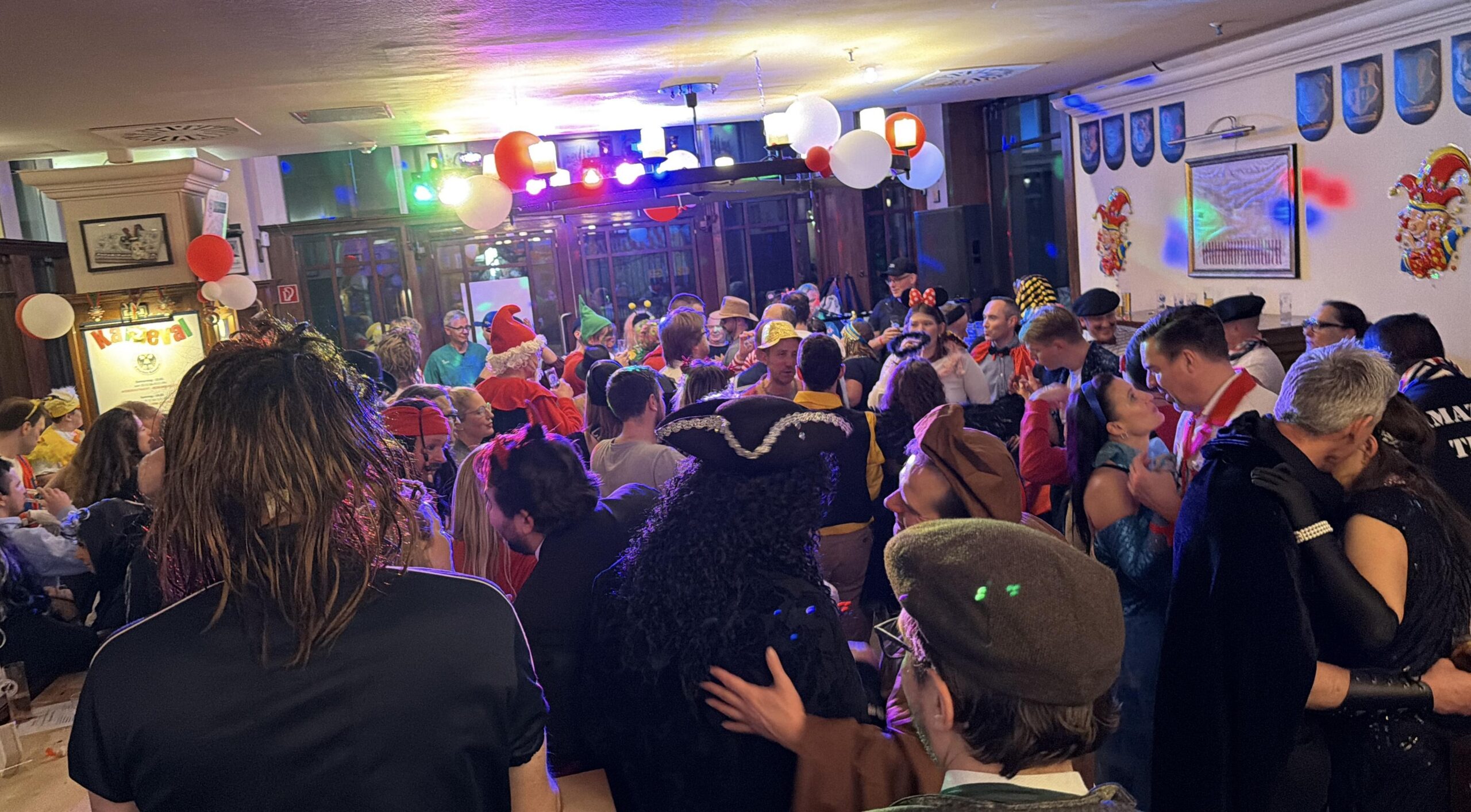 Fröhliche Karnevalsfeier im Berliner Pub mit Kölsch und festlicher Dekoration