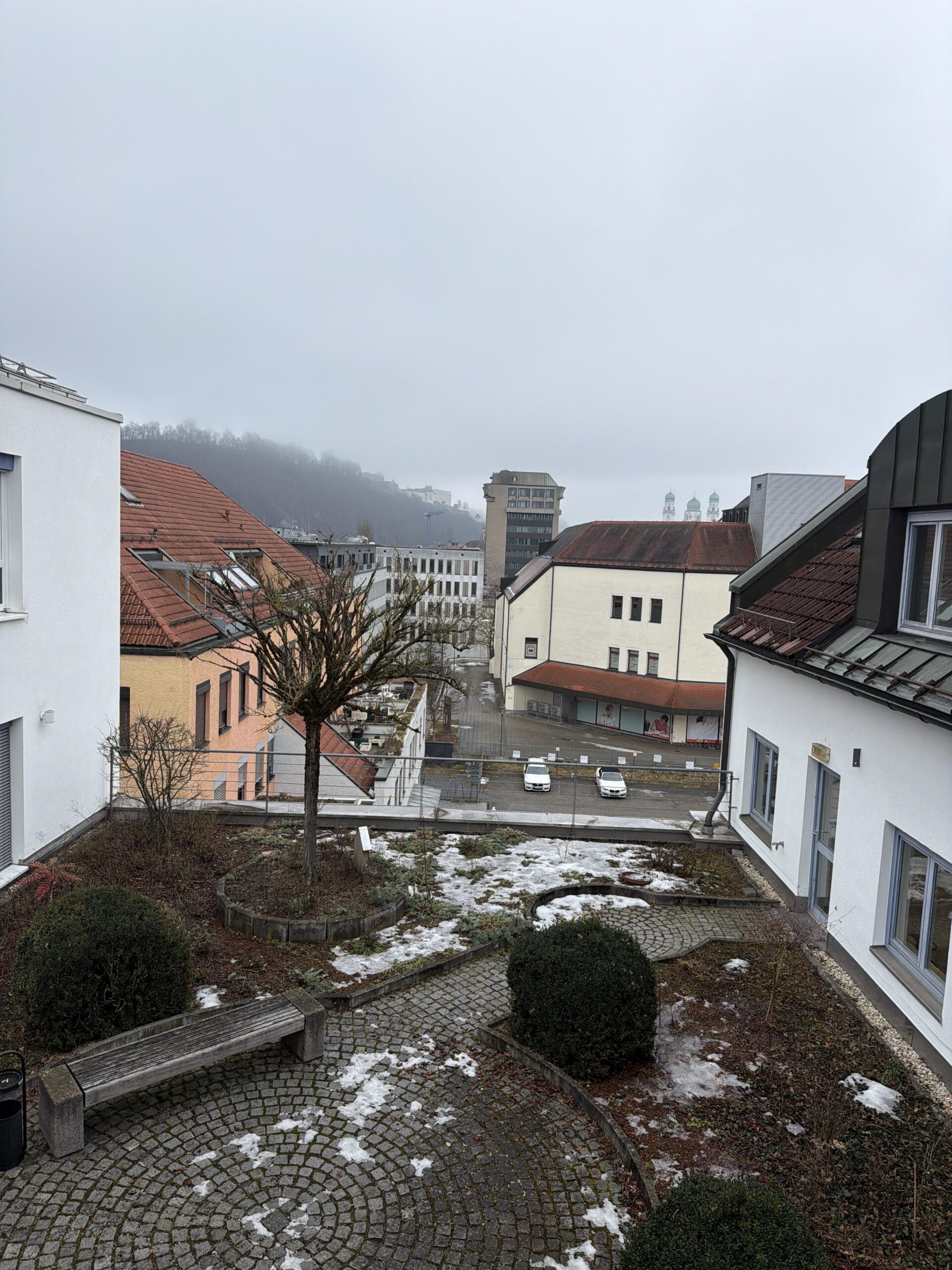 Nebelige Winterstimmung im Büro mit geöffnetem Messenger auf dem Tisch – Symbol für kreative Schreibprozesse