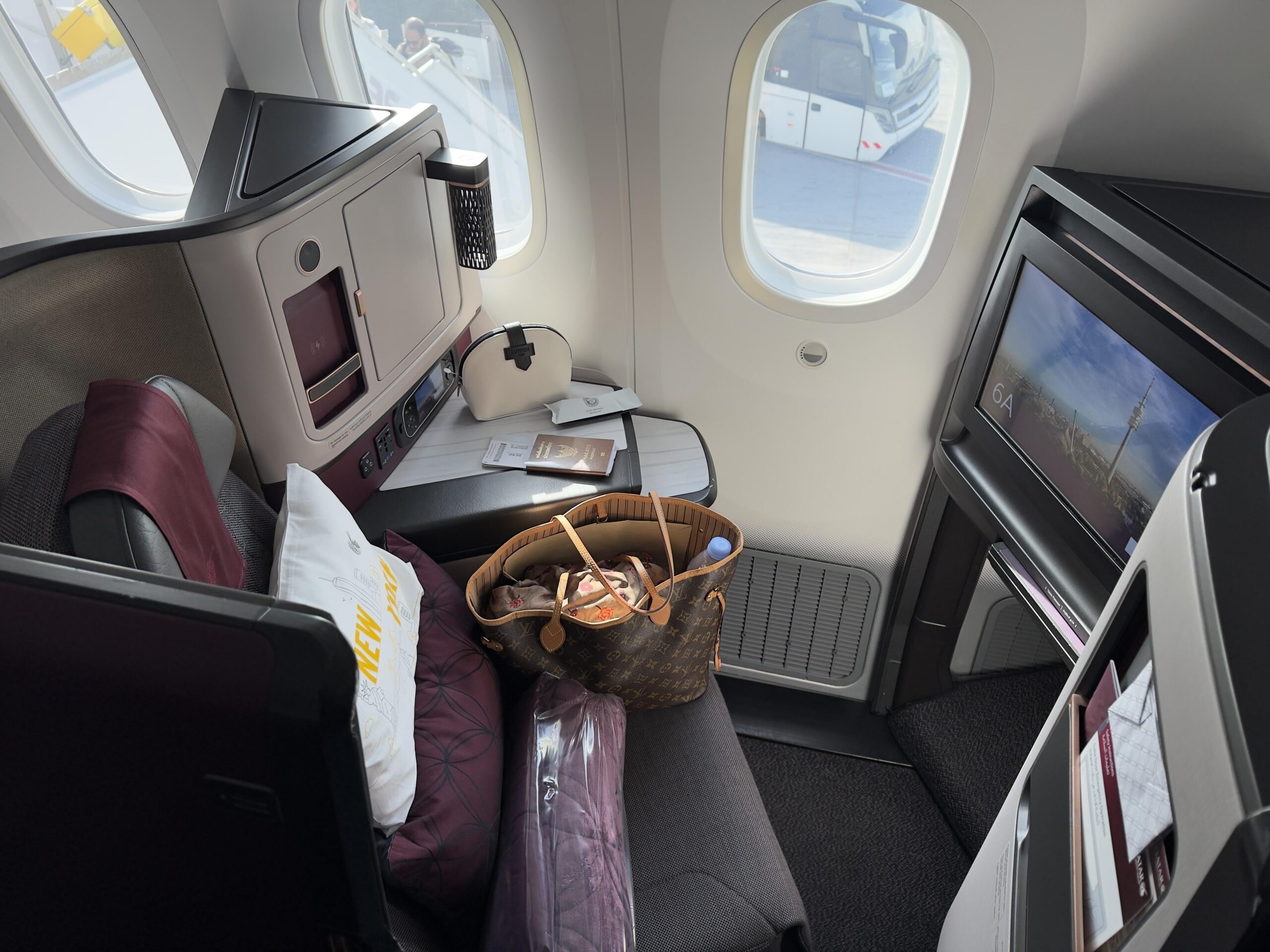 Luxuriöse private Suiten mit Schiebetüren an Bord einer Boeing 787 auf dem Flug von Doha nach München