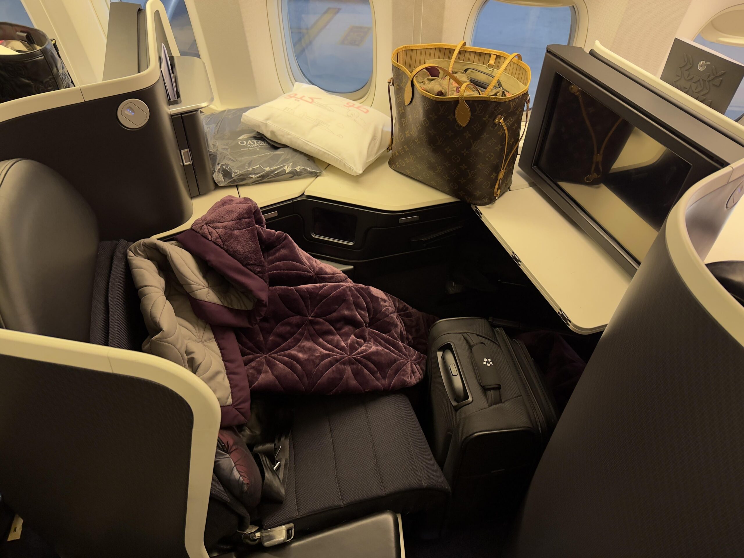 Moderne und luxuriöse Business-Class-Kabine in einem Langstreckenflugzeug ohne Passagiere