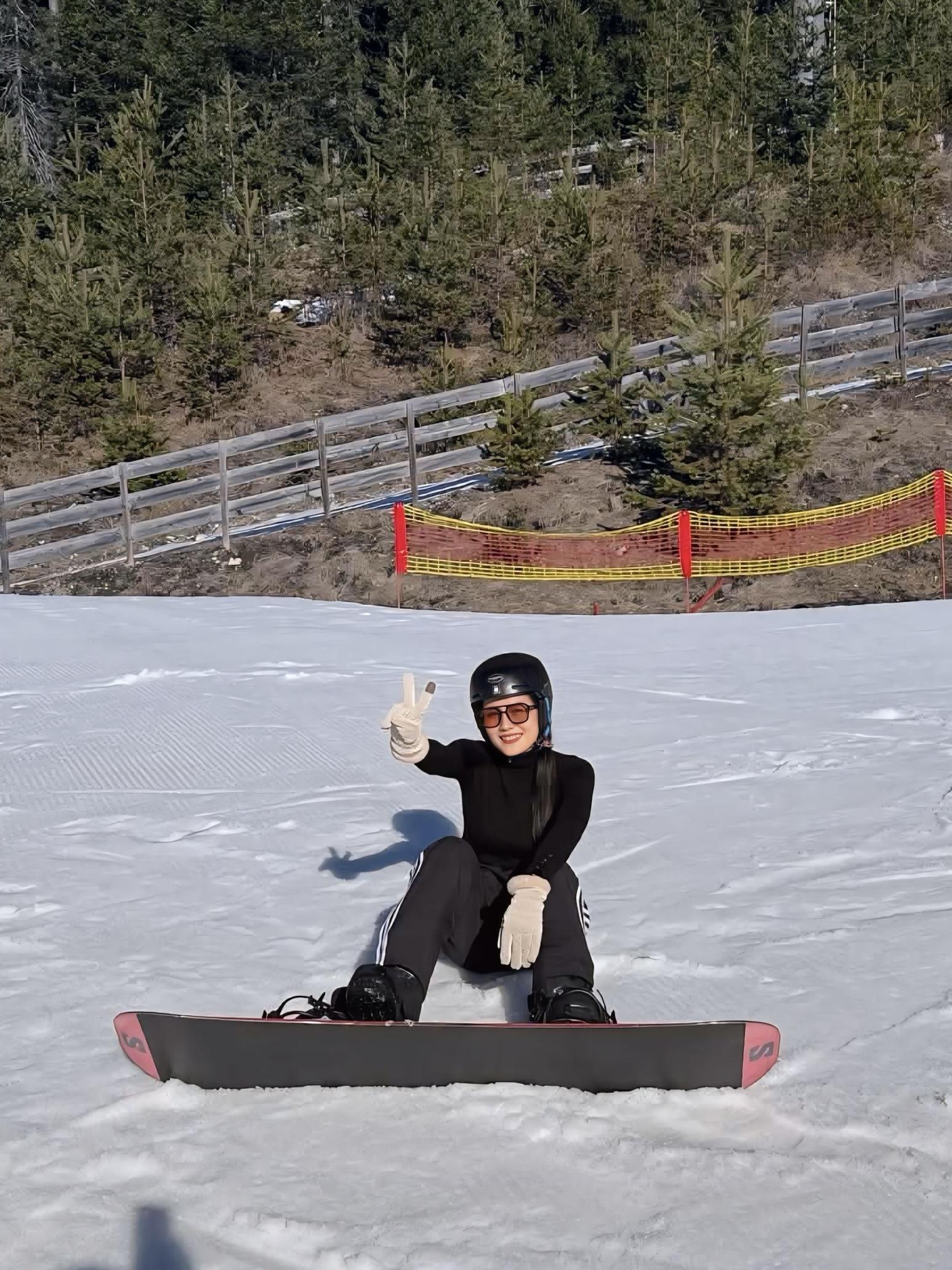 Schneebedeckte Berglandschaft mit stehenden Snowboard in Seefeld, Österreich.
