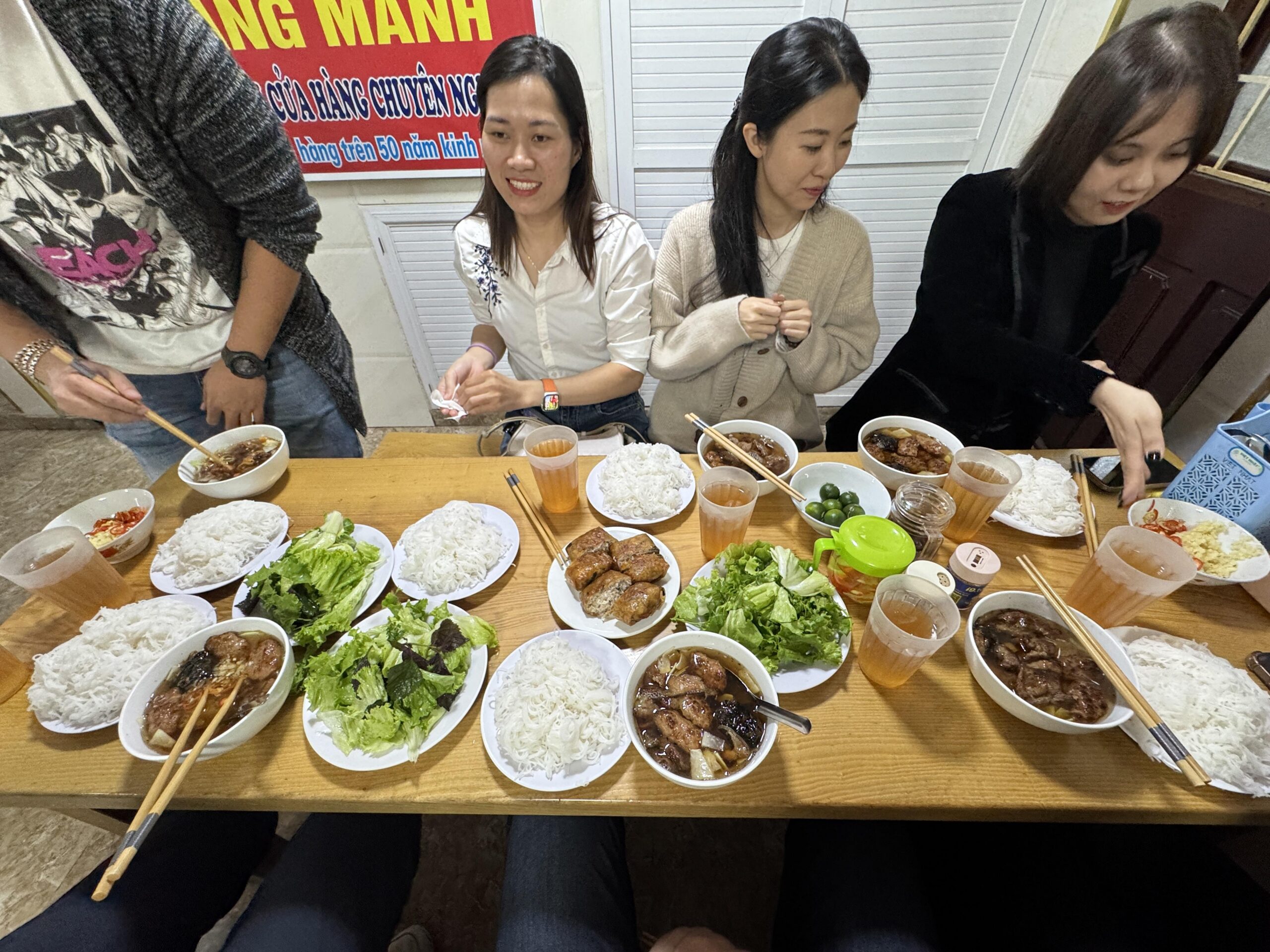 Symbolische Darstellung von Straßenküche mit Bun Cha in Hanoi – Vietnamesisches Nationalgericht