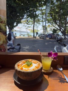 Boho-Chic stilvolles Strandrestaurant in Phuket bei Sonnenuntergang mit Blick auf Rawai Beach