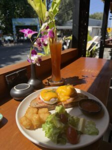 Boho-Chic stilvolles Strandrestaurant in Phuket bei Sonnenuntergang mit Blick auf Rawai Beach