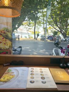 Boho-Chic stilvolles Strandrestaurant in Phuket bei Sonnenuntergang mit Blick auf Rawai Beach