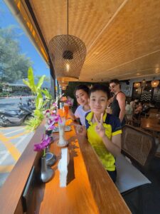 Boho-Chic stilvolles Strandrestaurant in Phuket bei Sonnenuntergang mit Blick auf Rawai Beach
