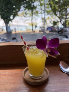 Boho-Chic stilvolles Strandrestaurant in Phuket bei Sonnenuntergang mit Blick auf Rawai Beach