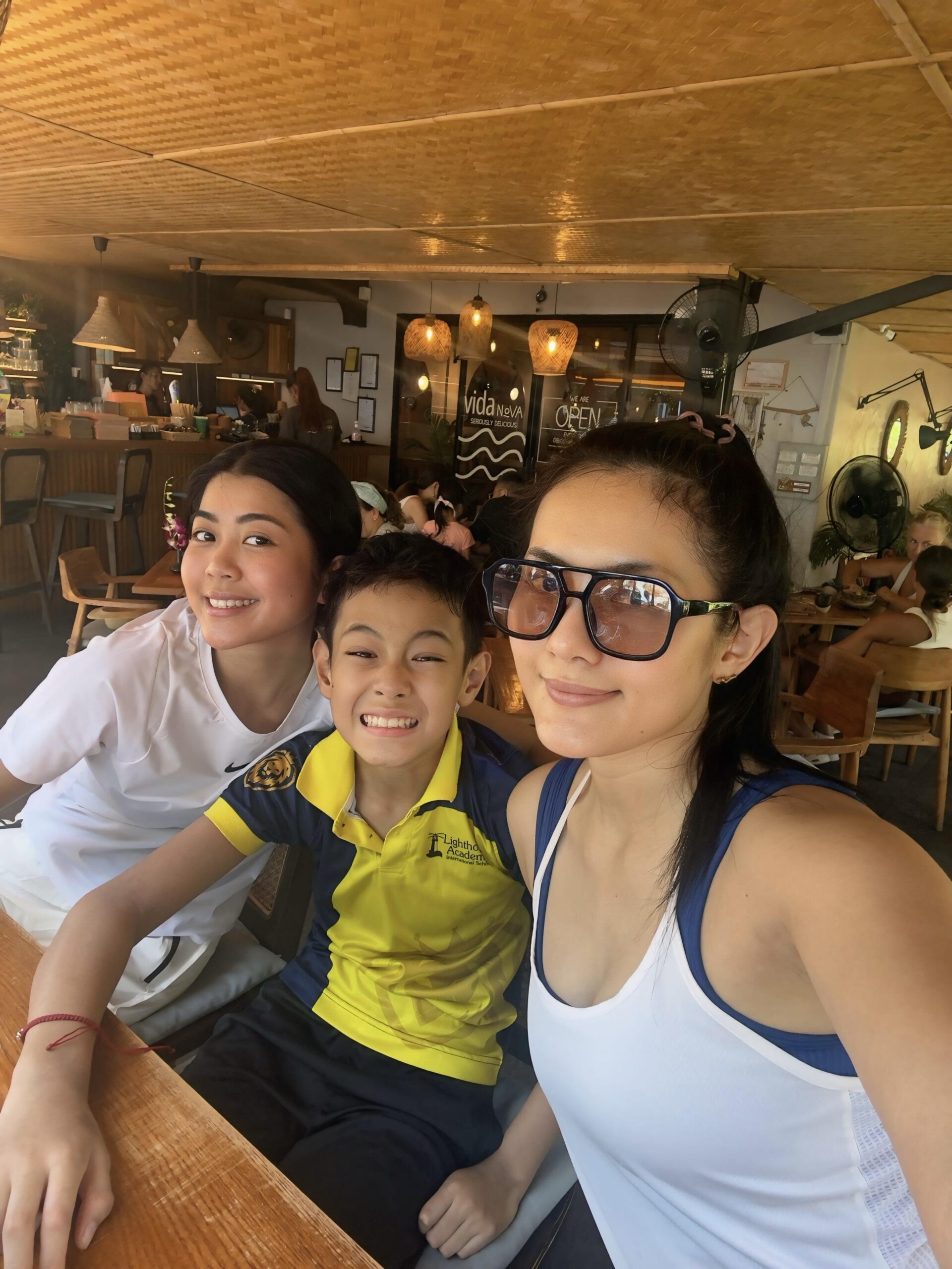 Boho-Chic stilvolles Strandrestaurant in Phuket bei Sonnenuntergang mit Blick auf Rawai Beach