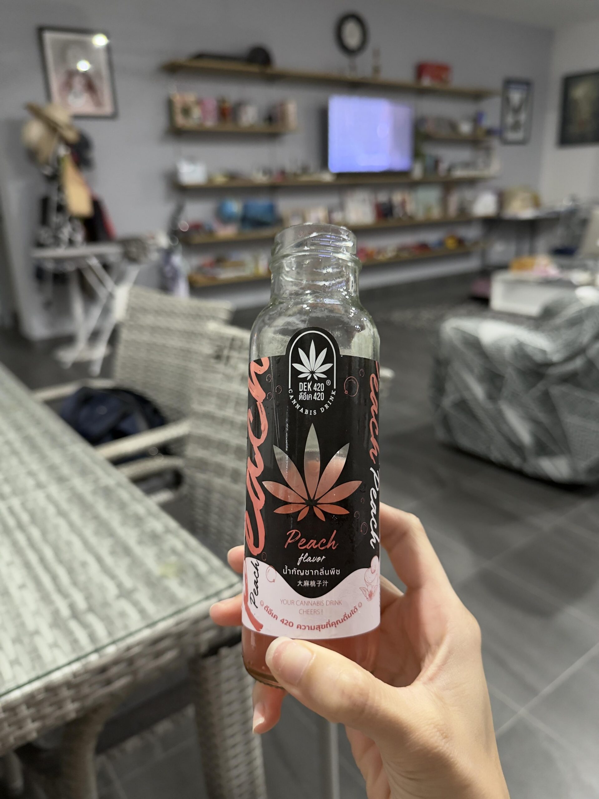 Moderne Wellness-Getränke mit Cannabis in einem thailändischen Geschäft