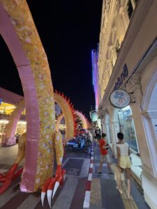 Nachtansicht des Golden Clock Tower in Phuket mit beleuchteter sino-portugiesischer Architektur