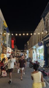 Nachtansicht des Golden Clock Tower in Phuket mit beleuchteter sino-portugiesischer Architektur