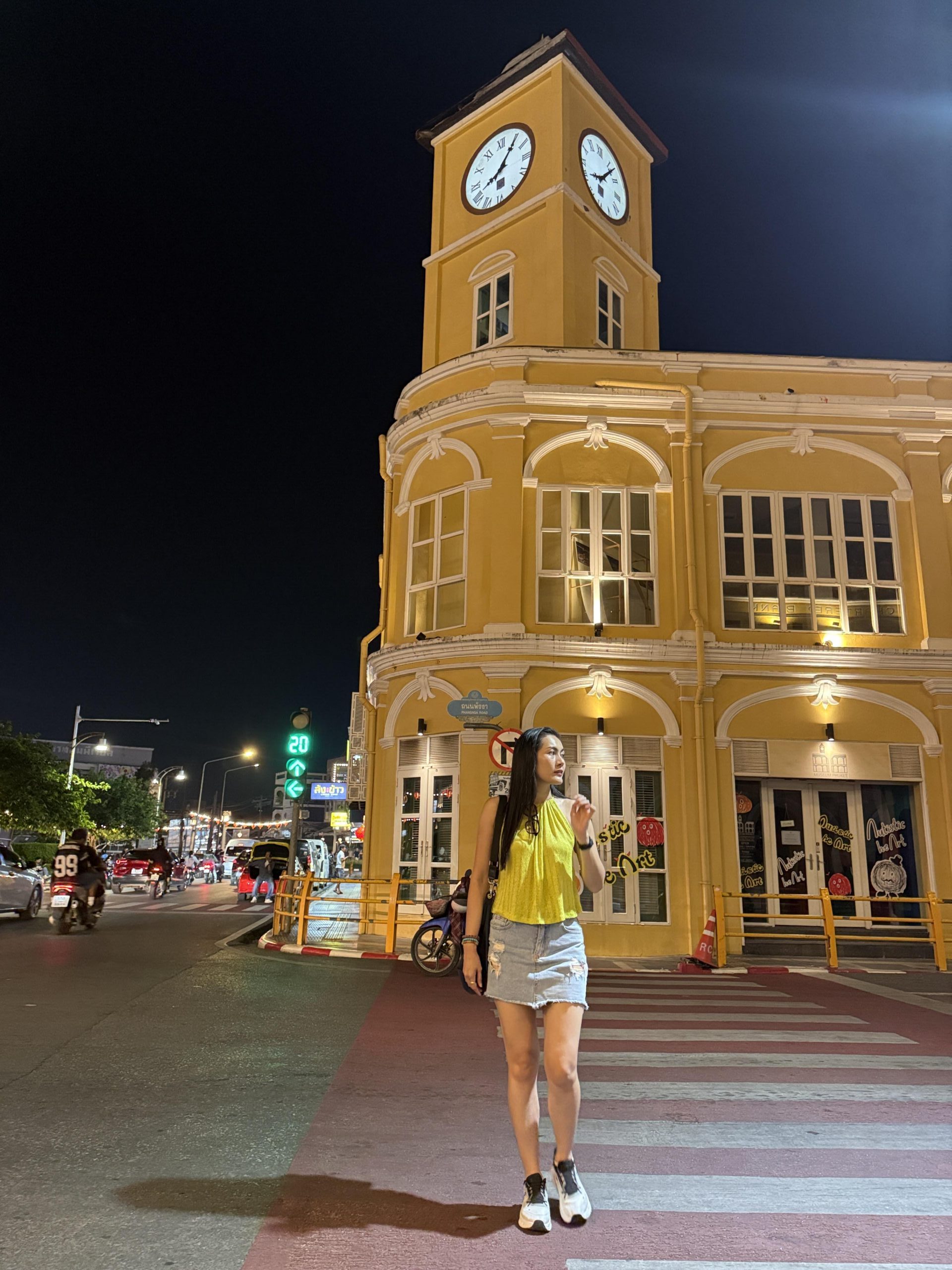 Nachtansicht des Golden Clock Tower in Phuket mit beleuchteter sino-portugiesischer Architektur