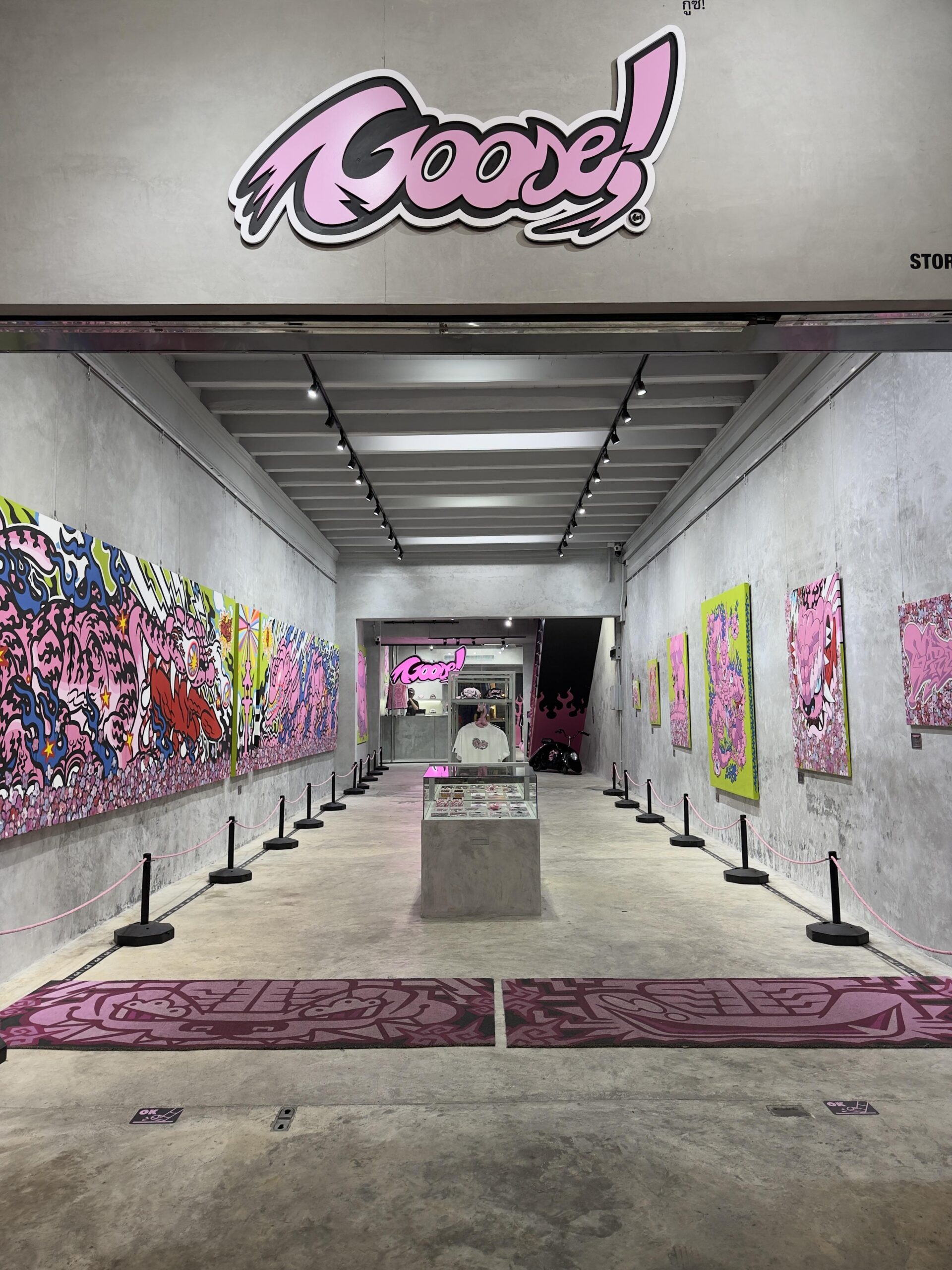 Neonbeleuchtete Kunstgalerie mit pop-surrealistischem Design in der Altstadt von Phuket