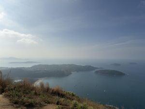 Blick auf das Meer und die Wälder vom Black Rock Viewpoint, Phuket