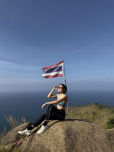 Blick auf das Meer und die Wälder vom Black Rock Viewpoint, Phuket
