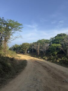 Blick auf das Meer und die Wälder vom Black Rock Viewpoint, Phuket