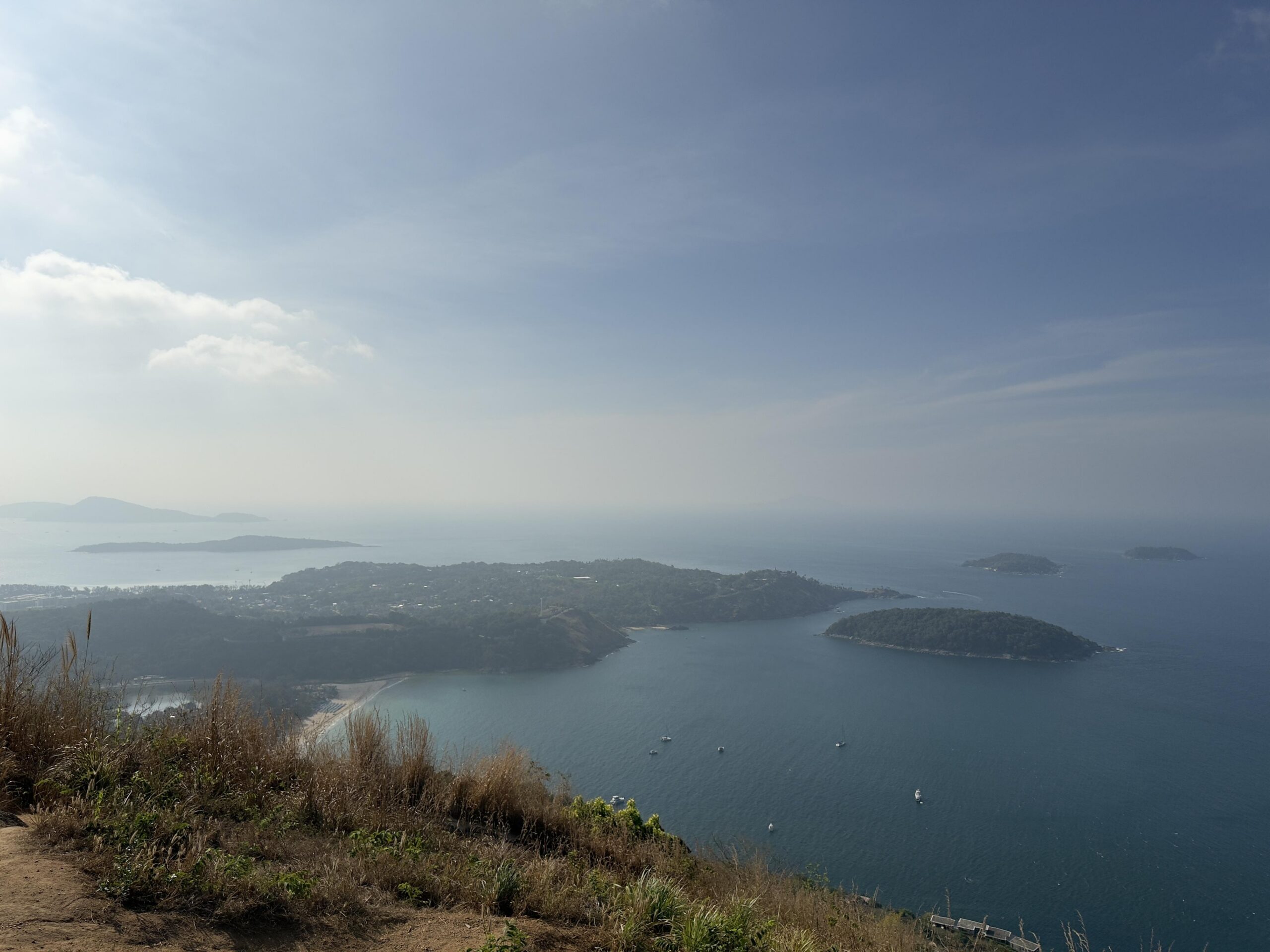 Blick auf das Meer und die Wälder vom Black Rock Viewpoint, Phuket