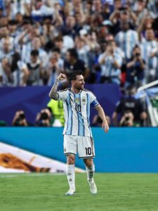 Von einem kleinen Jungen zum Fußballkönig: Die inspirierende Geschichte von Lionel Messi