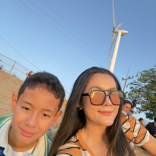 Symbolischer Teddybär am Fenster bei Nacht als Sinnbild für Abschied und Trennung