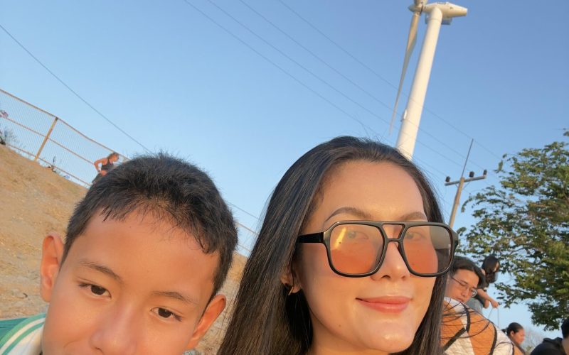 Symbolischer Teddybär am Fenster bei Nacht als Sinnbild für Abschied und Trennung