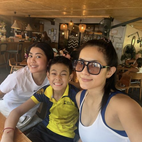 Boho-Chic stilvolles Strandrestaurant in Phuket bei Sonnenuntergang mit Blick auf Rawai Beach