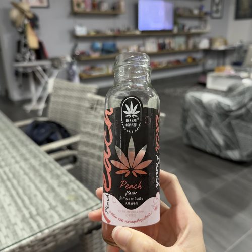 Moderne Wellness-Getränke mit Cannabis in einem thailändischen Geschäft