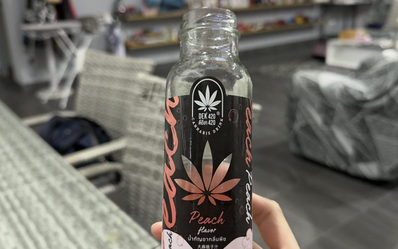 Moderne Wellness-Getränke mit Cannabis in einem thailändischen Geschäft