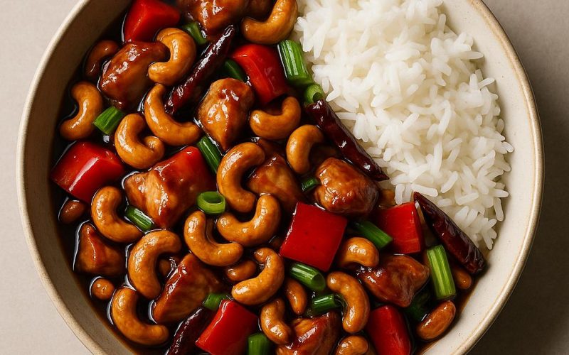 Thai Cashew‑Hähnchen (Gai Pad Med Mamuang) mit Paprika, Frühlingszwiebeln und gerösteten Cashews in glänzender Sauce, serviert mit Jasminreis