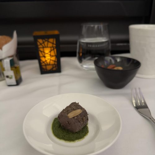 Kulinarisches Wagyu-Rindgericht mit Petersilien-Pfefferminz-Sauce im Flugzeug serviert