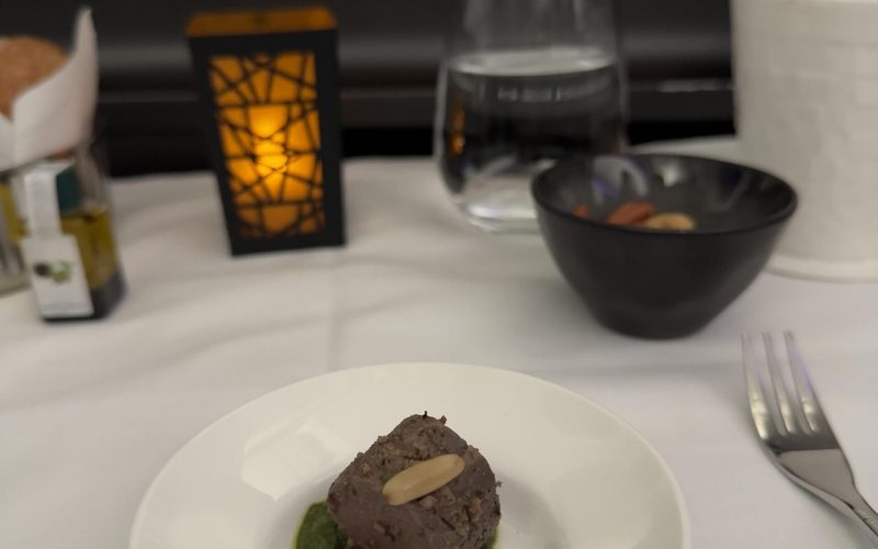 Kulinarisches Wagyu-Rindgericht mit Petersilien-Pfefferminz-Sauce im Flugzeug serviert