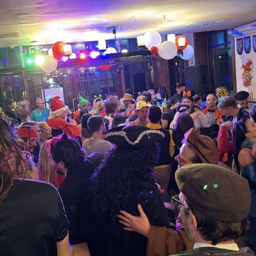 Fröhliche Karnevalsfeier im Berliner Pub mit Kölsch und festlicher Dekoration