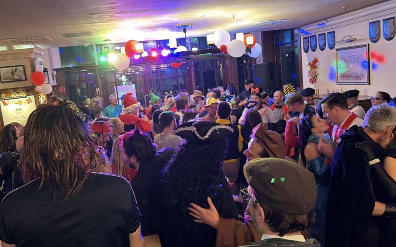 Fröhliche Karnevalsfeier im Berliner Pub mit Kölsch und festlicher Dekoration