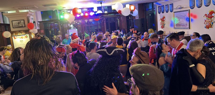 Fröhliche Karnevalsfeier im Berliner Pub mit Kölsch und festlicher Dekoration