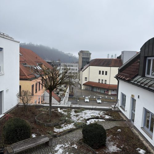 Nebelige Winterstimmung im Büro mit geöffnetem Messenger auf dem Tisch – Symbol für kreative Schreibprozesse