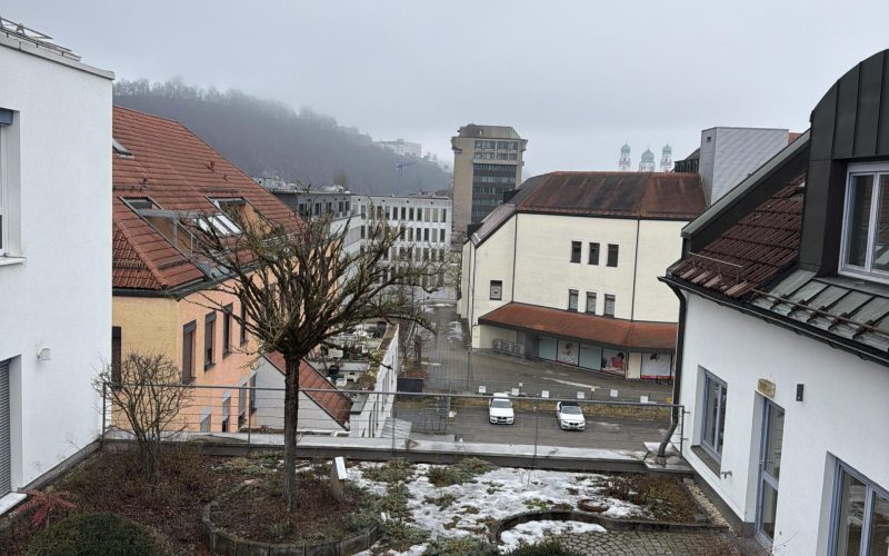 Nebelige Winterstimmung im Büro mit geöffnetem Messenger auf dem Tisch – Symbol für kreative Schreibprozesse