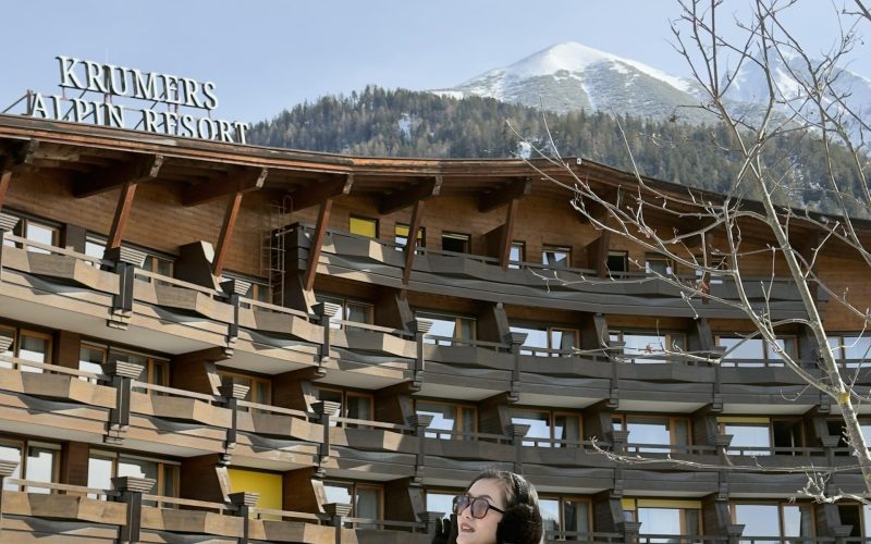 Ein Luxushotel in Österreichs Alpen im Winter mit schneebedeckten Gipfeln.