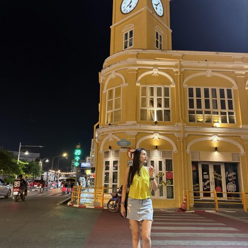 Nachtansicht des Golden Clock Tower in Phuket mit beleuchteter sino-portugiesischer Architektur