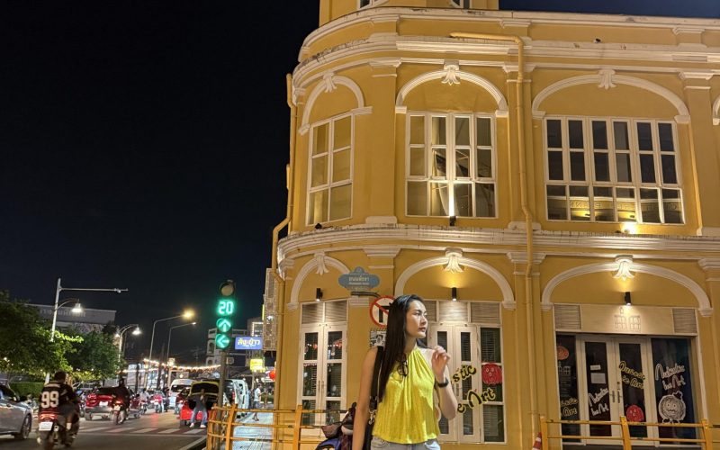 Nachtansicht des Golden Clock Tower in Phuket mit beleuchteter sino-portugiesischer Architektur