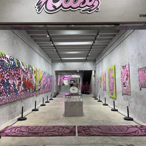 Neonbeleuchtete Kunstgalerie mit pop-surrealistischem Design in der Altstadt von Phuket