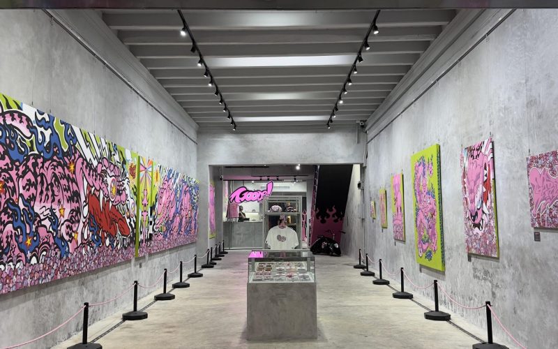 Neonbeleuchtete Kunstgalerie mit pop-surrealistischem Design in der Altstadt von Phuket
