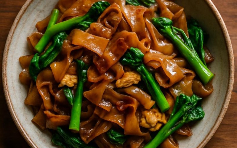Pad See Ew Rezept: Breite Reisnudeln mit chinesischem Brokkoli und Ei, im Wok mit dunkler Sojasauce gebraten