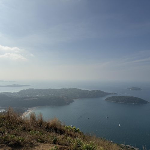 Blick auf das Meer und die Wälder vom Black Rock Viewpoint, Phuket