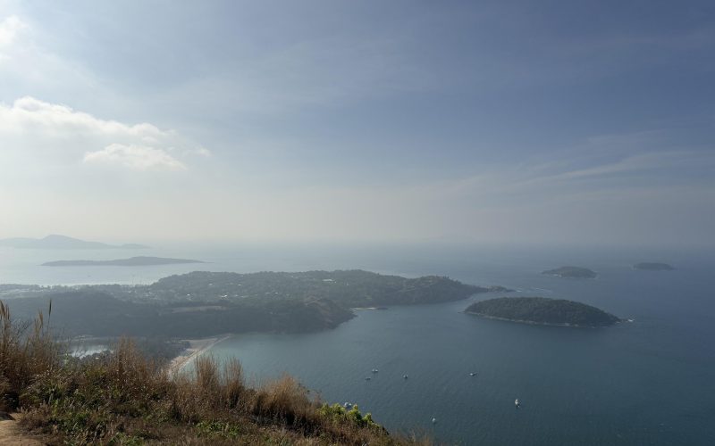 Blick auf das Meer und die Wälder vom Black Rock Viewpoint, Phuket