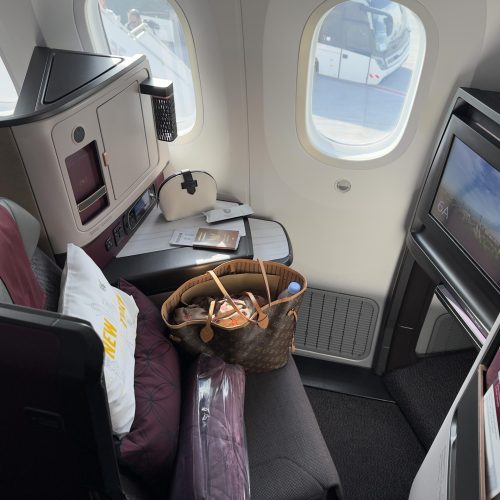 Luxuriöse private Suiten mit Schiebetüren an Bord einer Boeing 787 auf dem Flug von Doha nach München