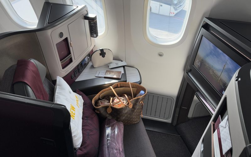 Luxuriöse private Suiten mit Schiebetüren an Bord einer Boeing 787 auf dem Flug von Doha nach München
