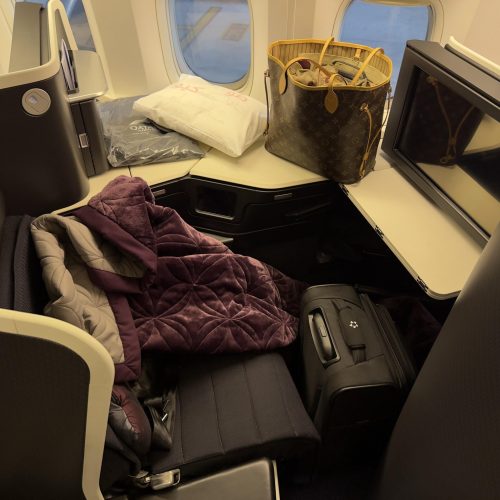 Moderne und luxuriöse Business-Class-Kabine in einem Langstreckenflugzeug ohne Passagiere