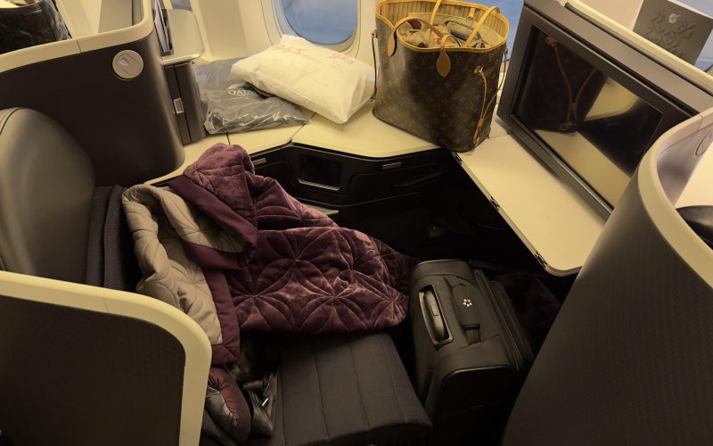 Moderne und luxuriöse Business-Class-Kabine in einem Langstreckenflugzeug ohne Passagiere